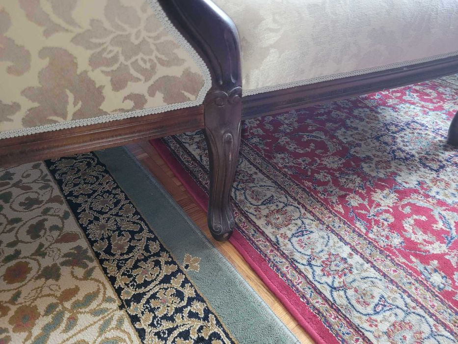 Elegancki szelząg w stylu retro z pięknego wytłaczanego materiału.