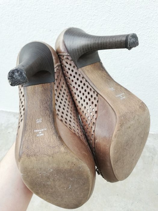 Sapatos bejes de salto