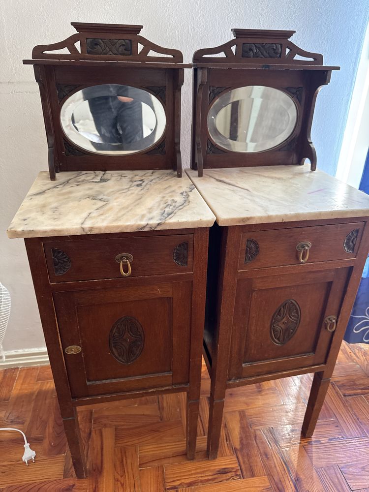 Mesa de cabeceira em madeira de lei  com marmore e espelhos,