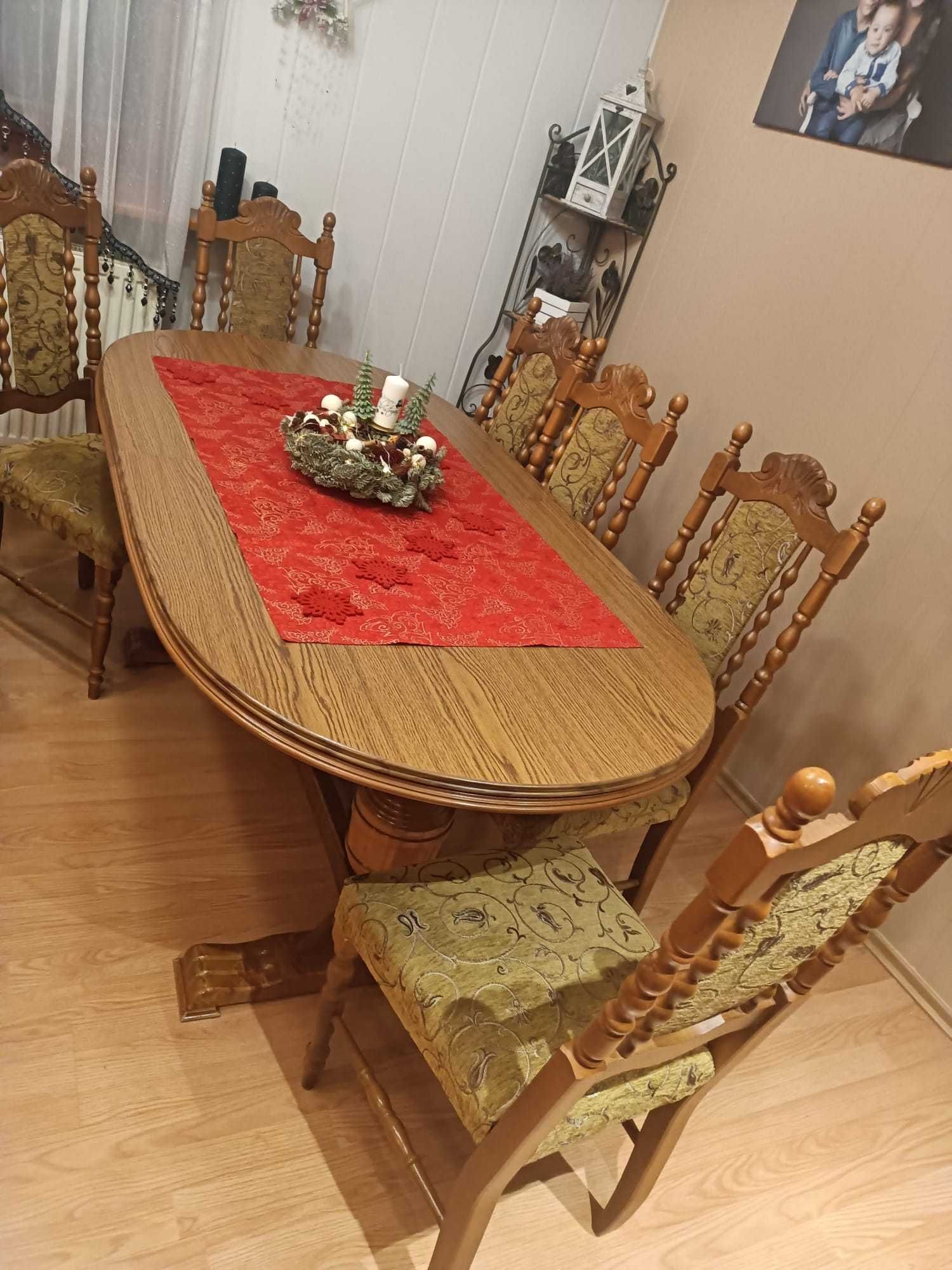 Stół i 8 kszeseł tapicerowanych stan bardzo dobry