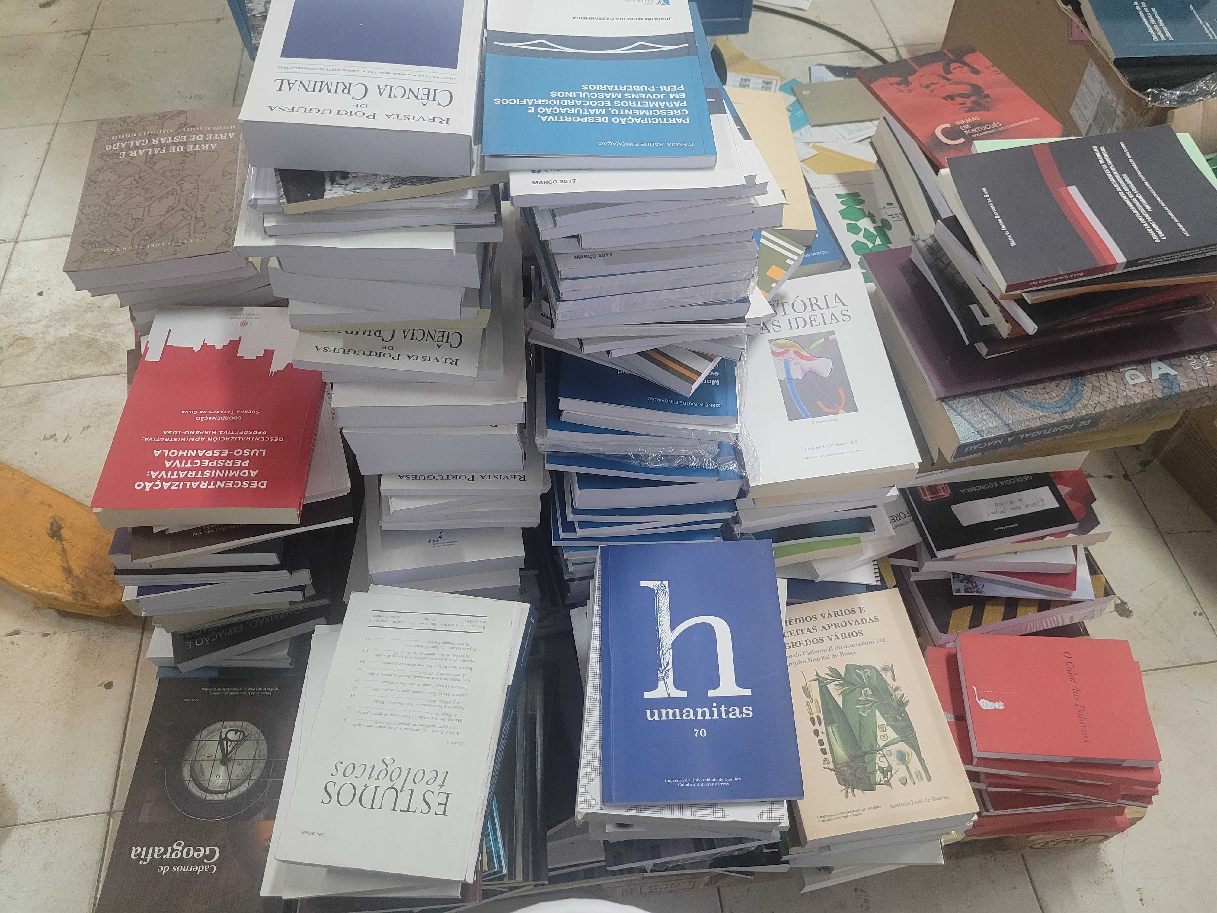 Lote de livros técnicos e revistas científicas.