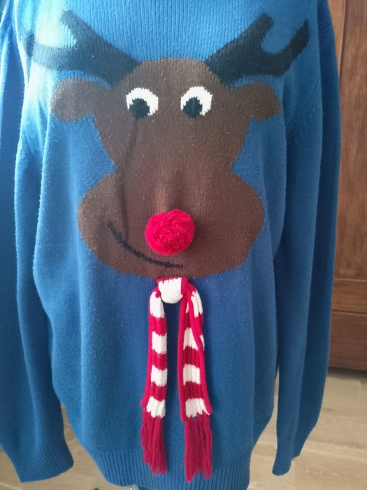 Długi niebieski sweter z reniferem