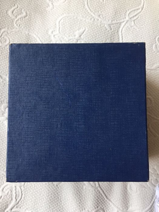Conjunto de chávena de chá, pires e colher, decorados, na caixa