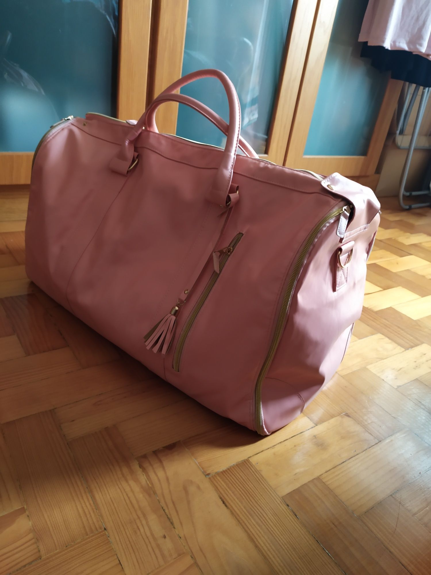 Saco viagem ou guarda fatos. Têm as duas funções.