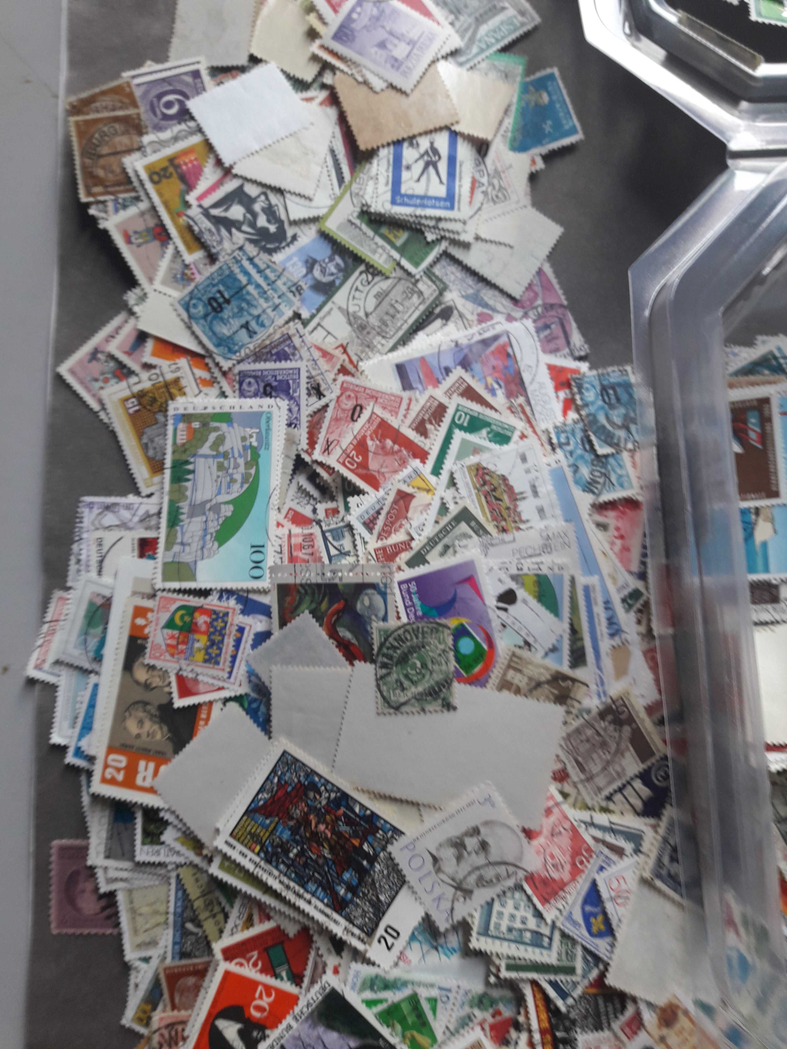 Caixa com mais de 10.000 selos do Mundo