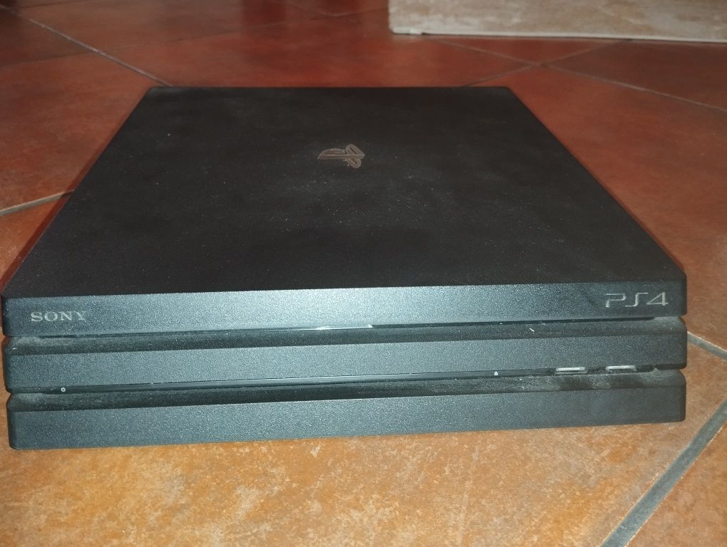 PS4 PRO com cabos como nova ( não é firmware 9.0 ou anterior)