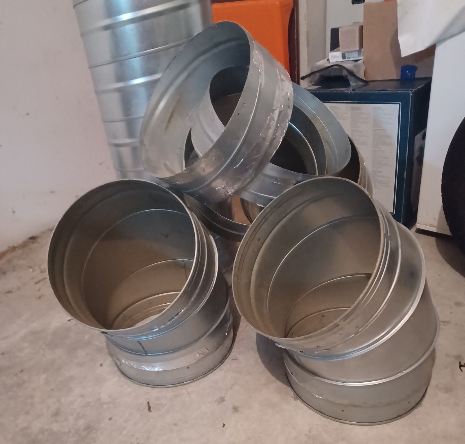 Conjunto de tubos e curvas para extracção industrial de fumo.