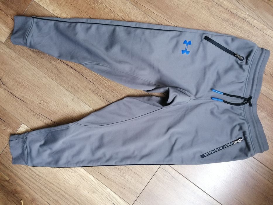 Okazja! Spodnie dresowe Under ARMOUR 128/134 

To są chłopięce spodnie
