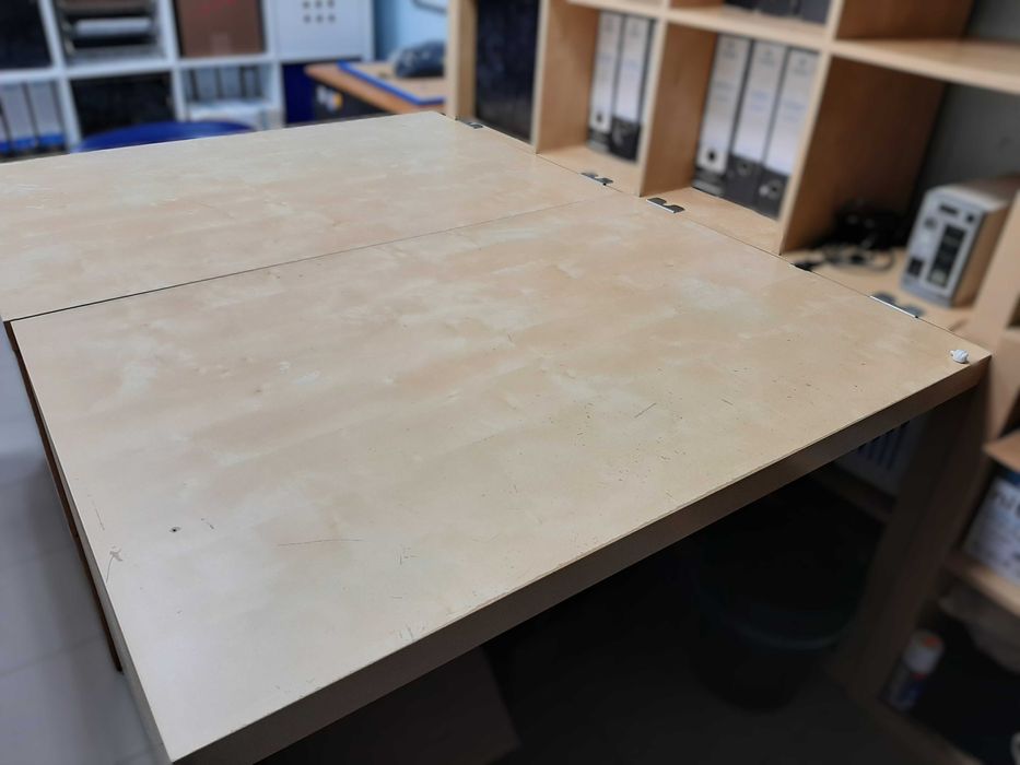 Módulo de 2 secretárias e 2 estantes Ikea com marcas de uso