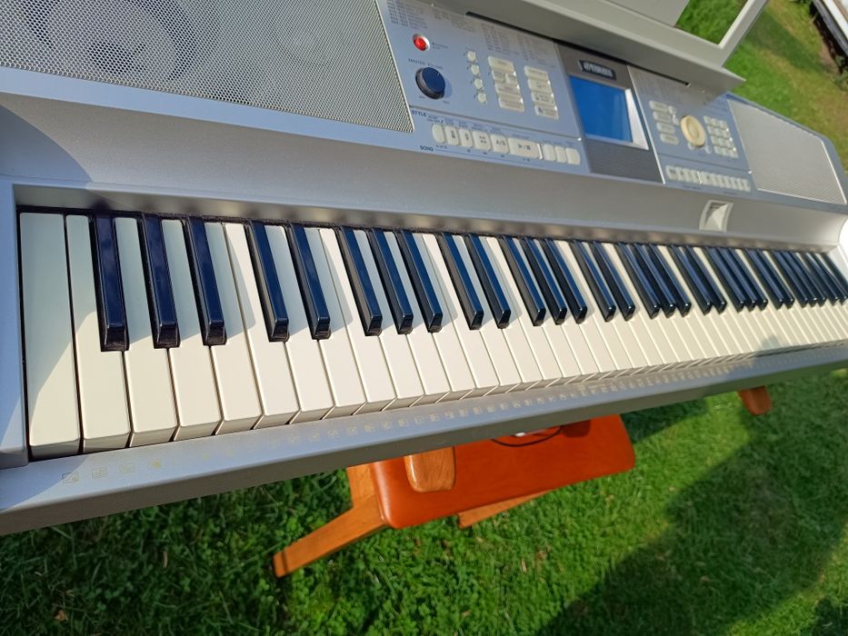 Yamaha DGX 305 Portable Grand Pianino Keyboard