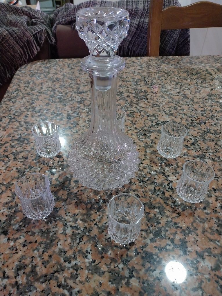 Conjunto de garrafa e copos de cristal