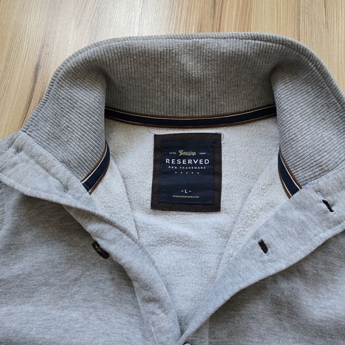 Bluza zapinana. Reserved.