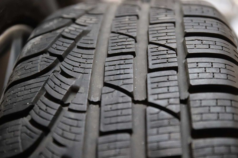 225/60 R17 Pirelli Sottozero Run Flat z felgami aluminiowymi.