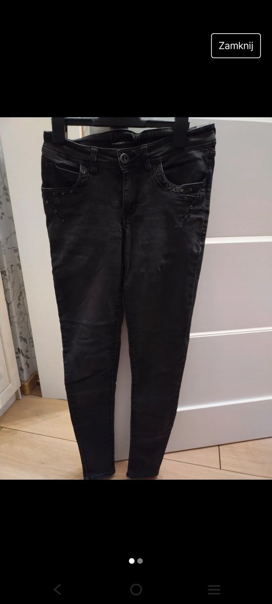Czarne jeansy z ćwiekami