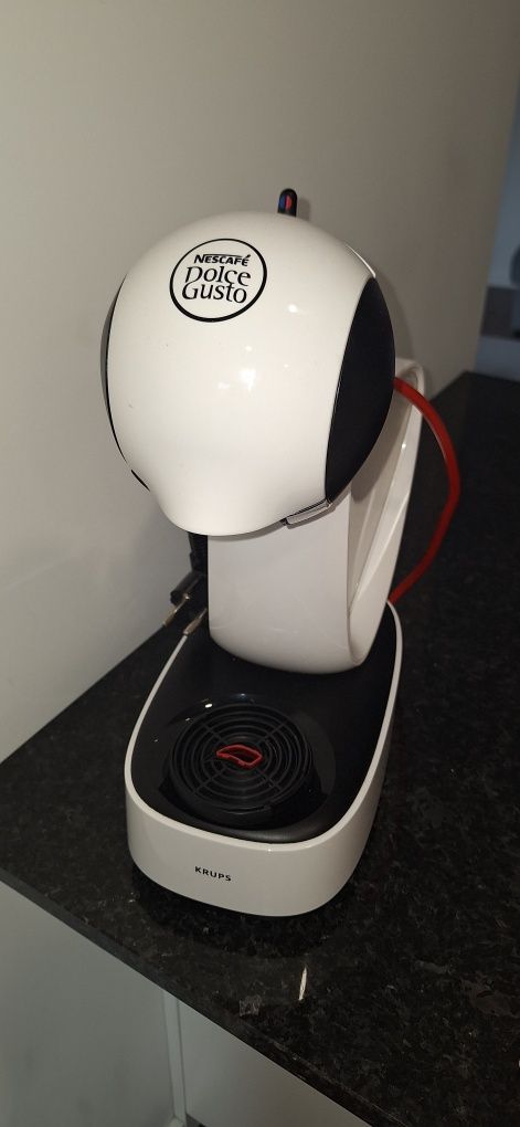 Cafeteira branca semi nova usada poucas vezes
