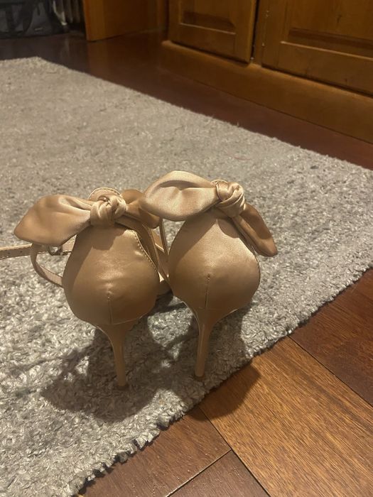 Sapato cetim bege tamanho 40