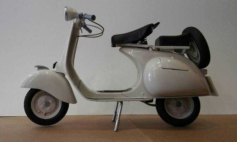 Miniatura Vespa modelo de 1955 cor creme