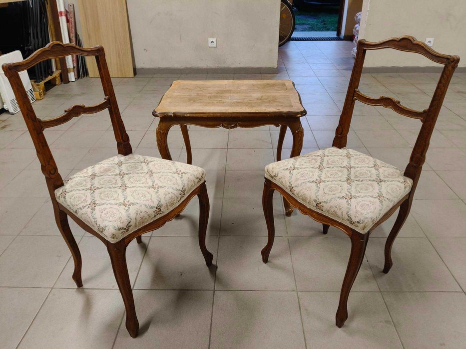 Stolik drewniany z krzesłami