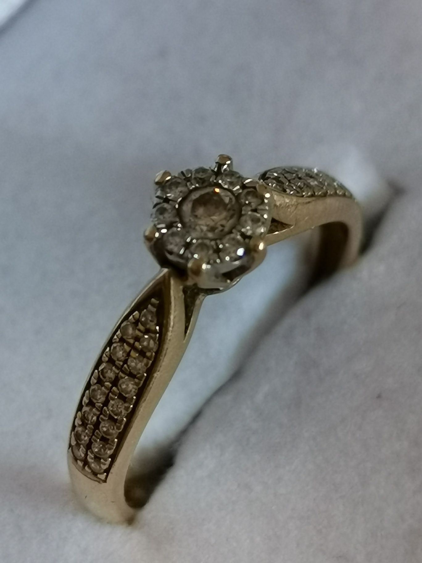 Złoty pierścionek z diamentem z APARTU