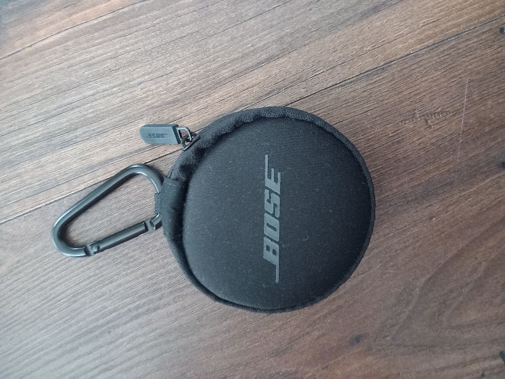 Futerał na sluchawki, logo Bose, karabińczyk