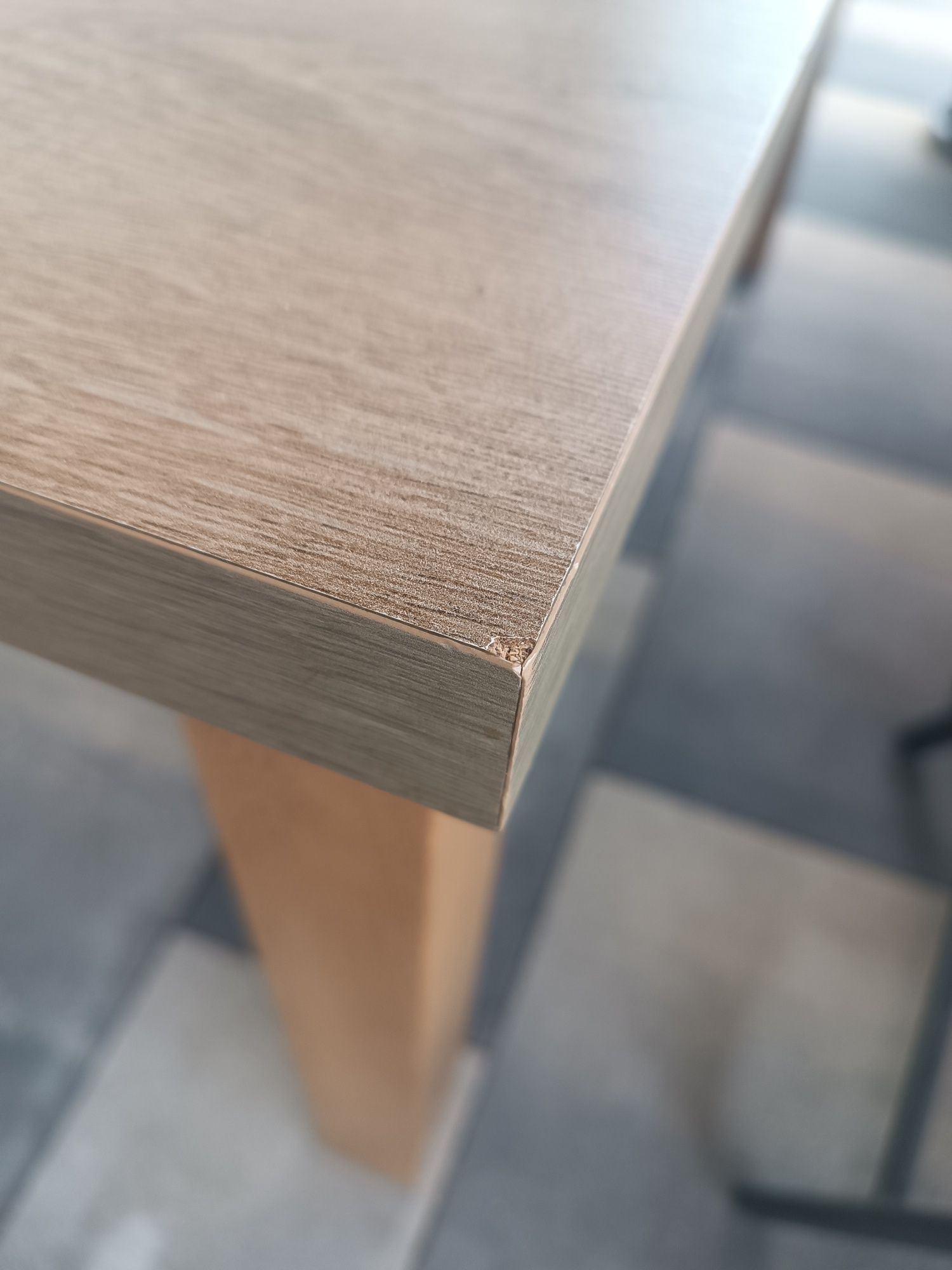 Stół z podstawą litego drewna