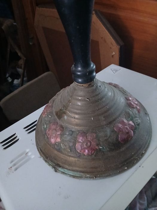 Mesinha redonda em latao antiga mede 60 altura x 30 diametro com 3 pec