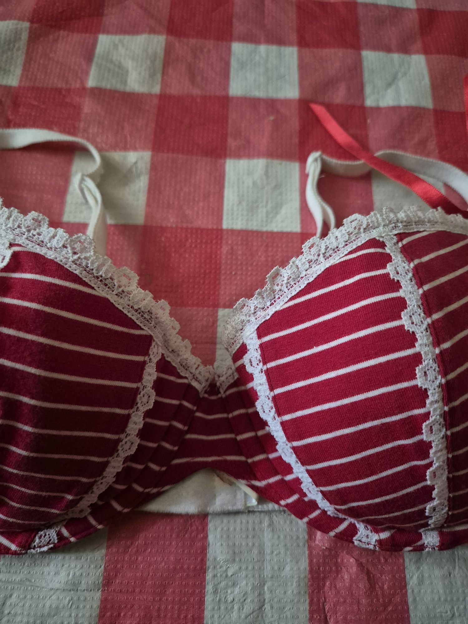 Biało-czerwony stanik Triumph 85B push up nowy