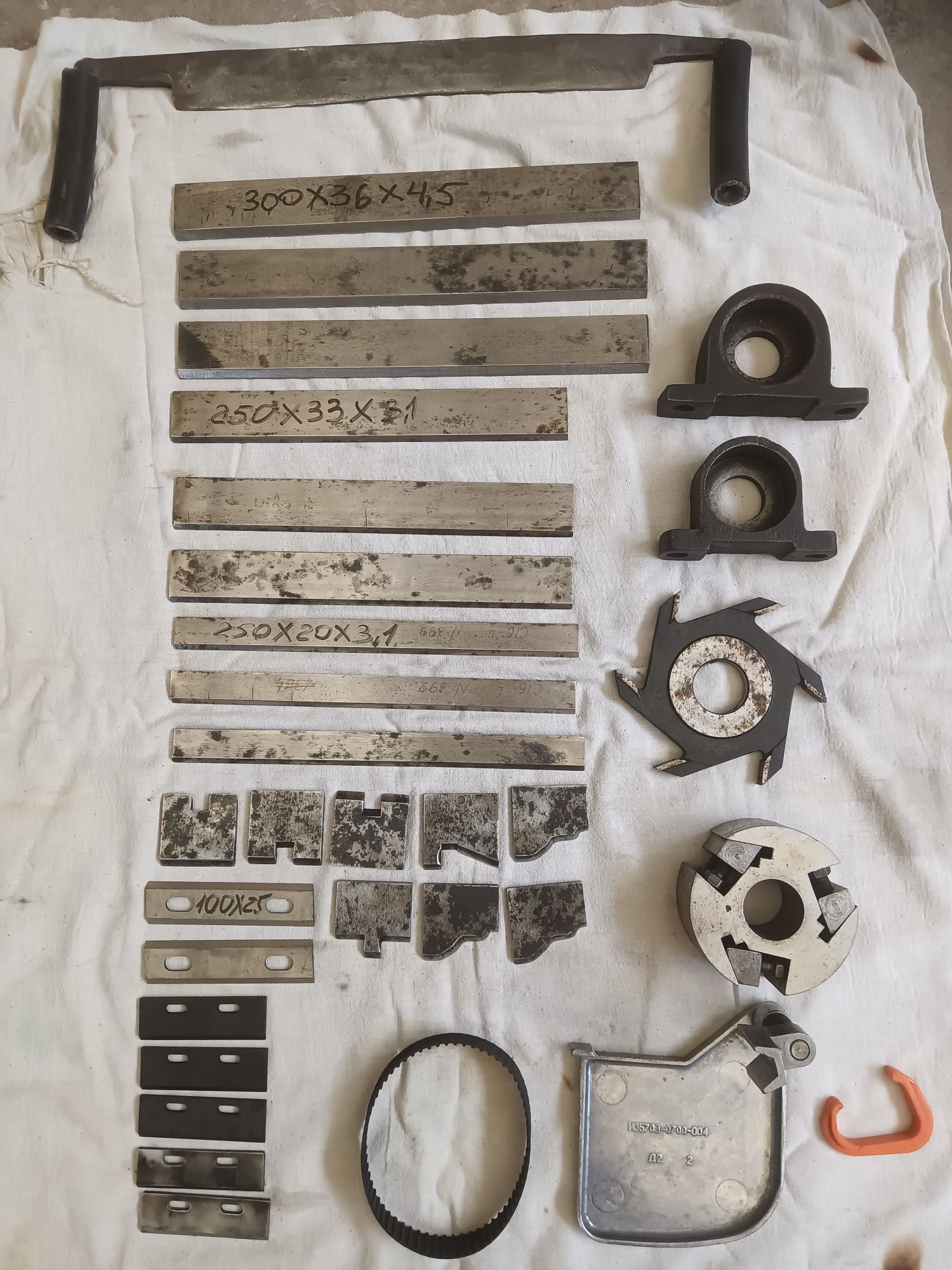 Продам на циркулярку  ножі,фрезу,диск і т.д.