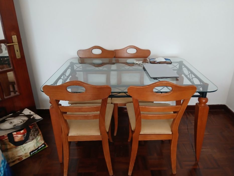 Mesa sala tampo vidro e ferro com 4 cadeiras