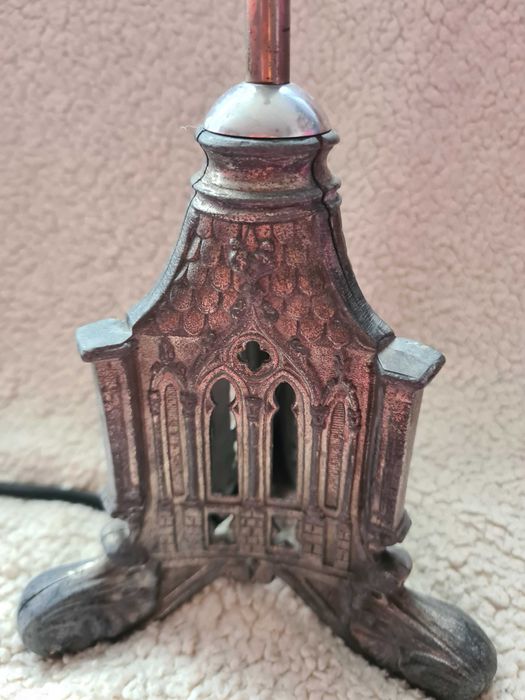 Lampa stołowa w stylu gotyckim