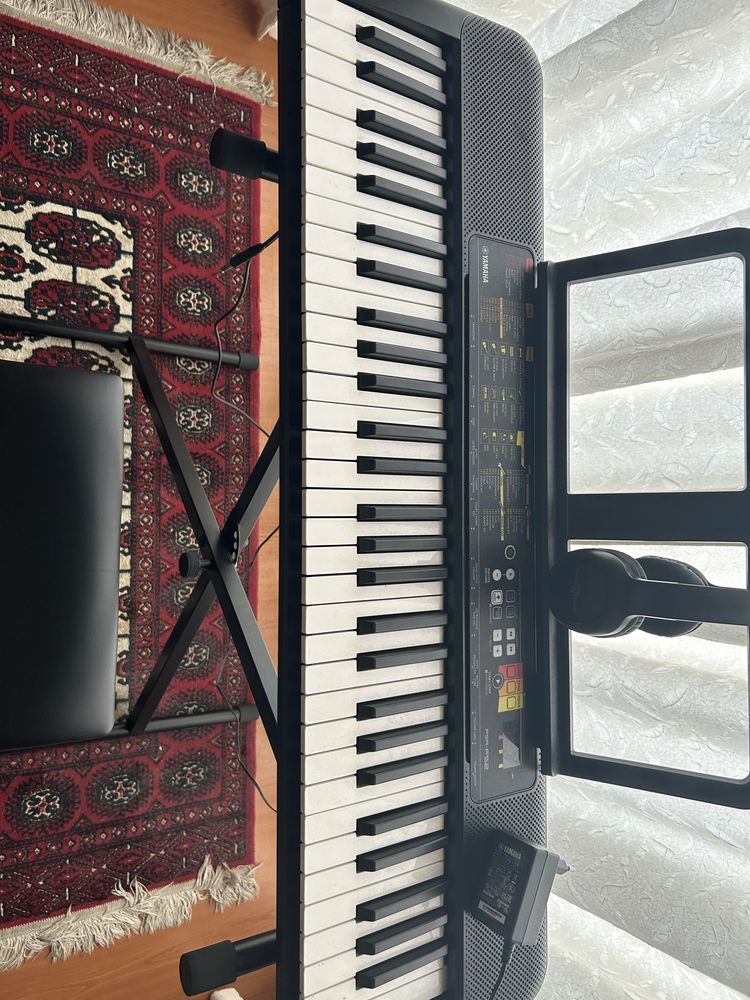 Piano Yamaha quase novo com suporte,banco,caixa original Oportunidade!