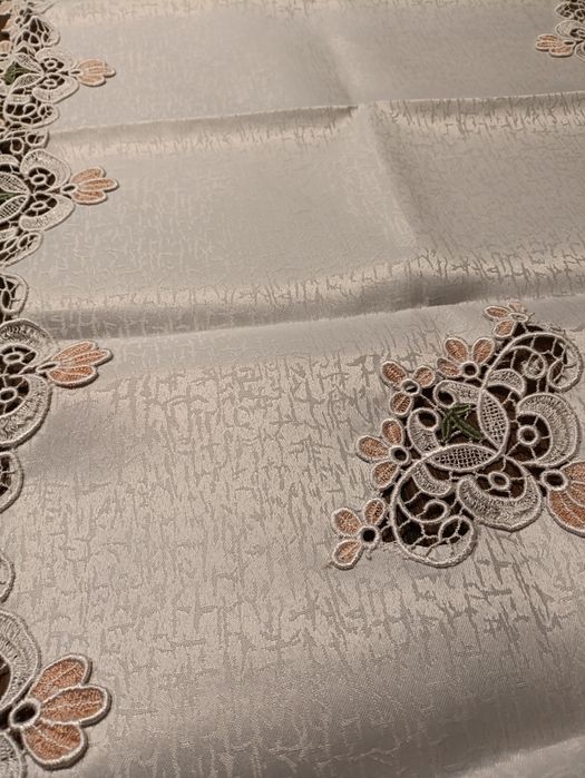 Obrus bieżnik haftowany z gipurą