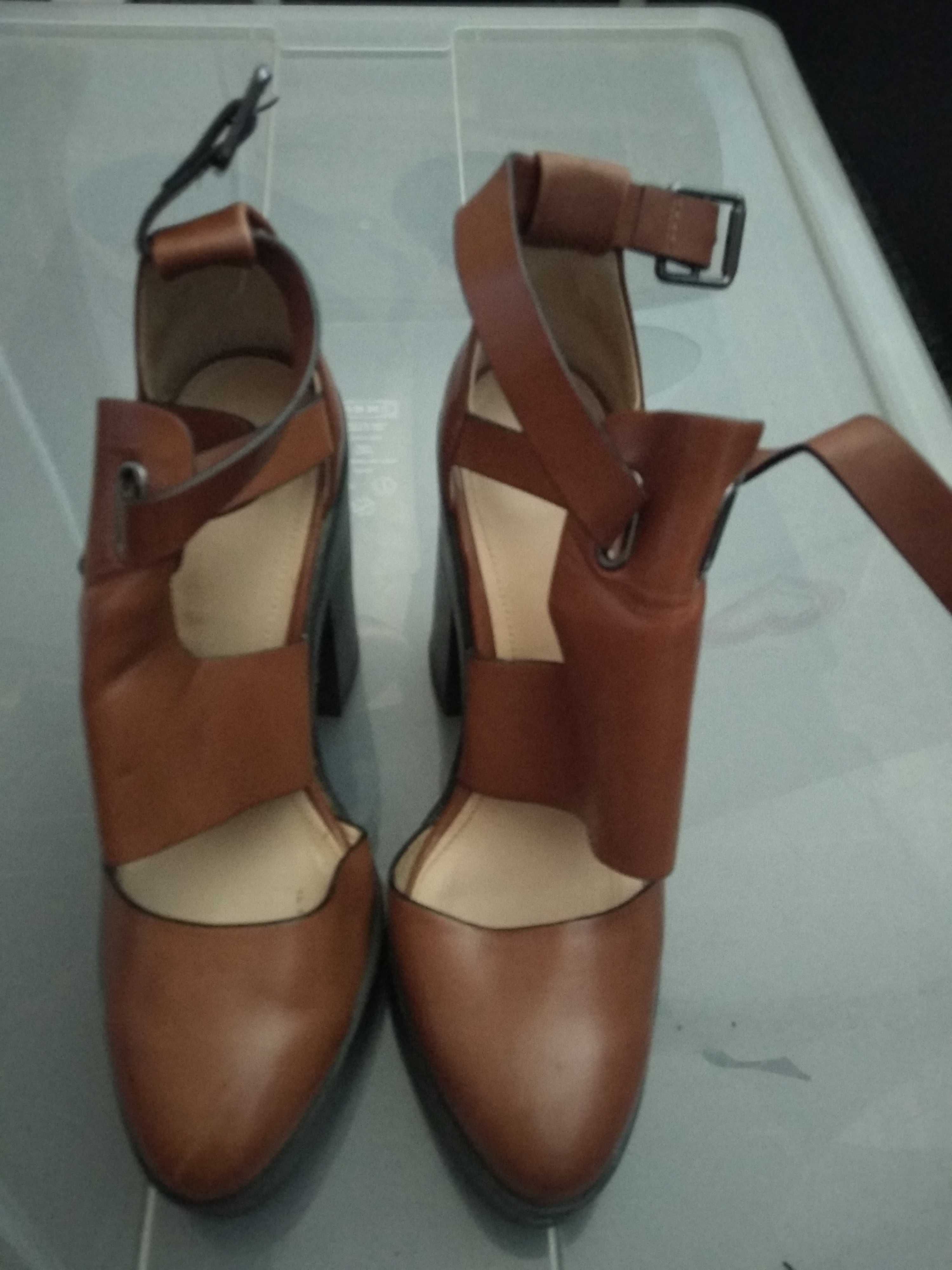 Sapatos castanhos abertos dos lados. Tamanho 38. Marca: Zara