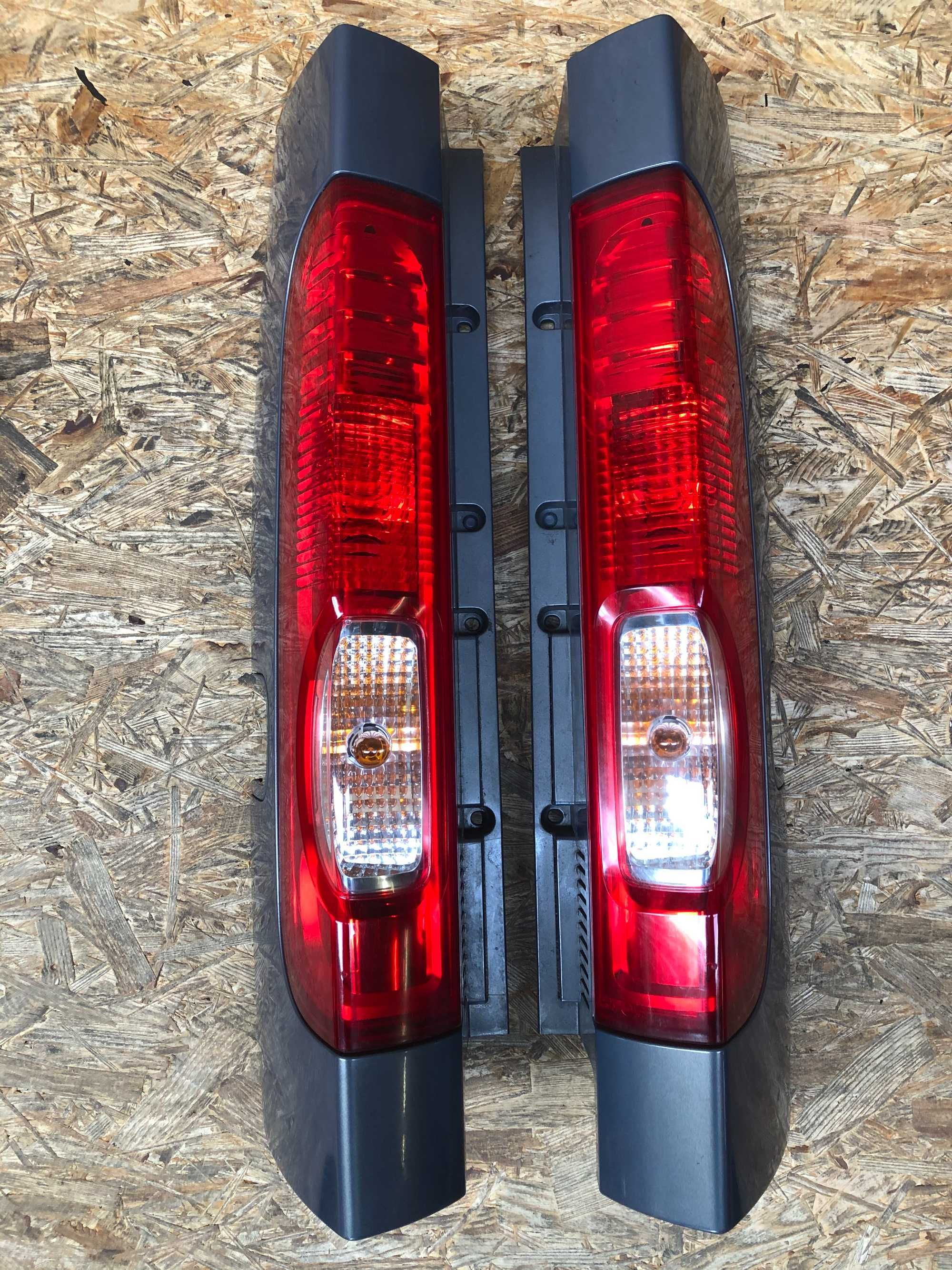 Lampa/reflektor tylny Renault Trafic Vivaro lift