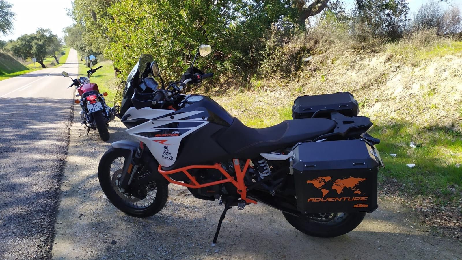 KTM Adventure 1090 r 
Mota espetacular para viagens e para andar em es