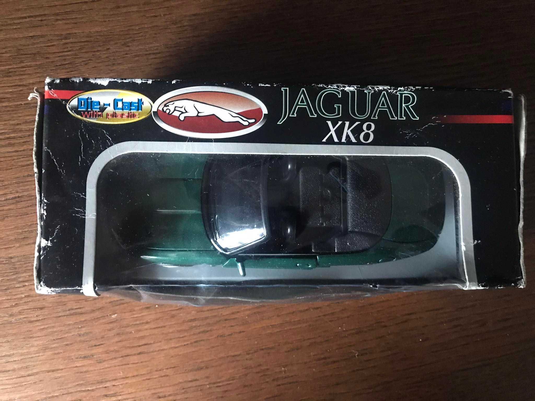 Auto Jaguar XK8  model 1:32