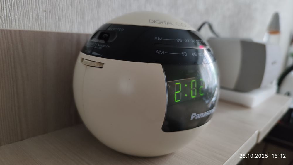 Радиоприемник ,часы, будильник Panasonic RS-70 (Made in Singapore)
