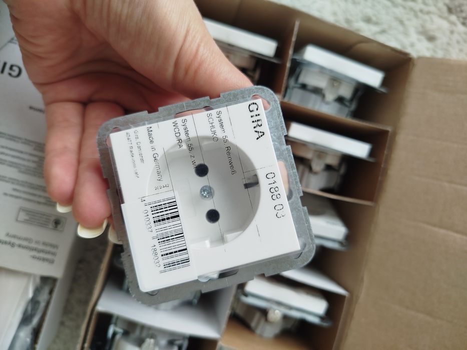 Розетка 55 білий Gira