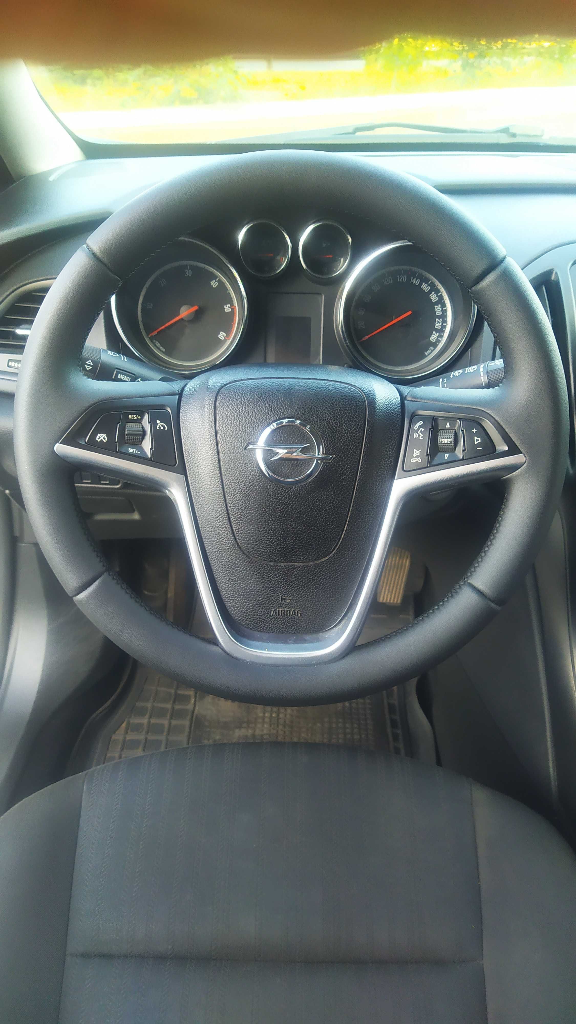 Продам Opel Astra J  2011 года 1.7 дизель