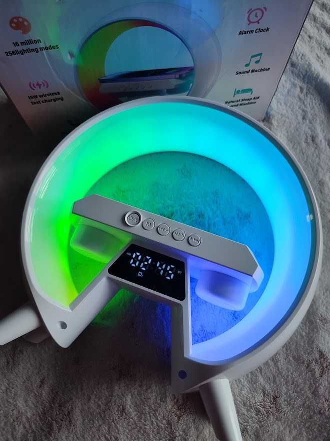 Lampka RGB 4W1 Budzik świetlny Głośnik Radio Ładowanie Indukcyjne