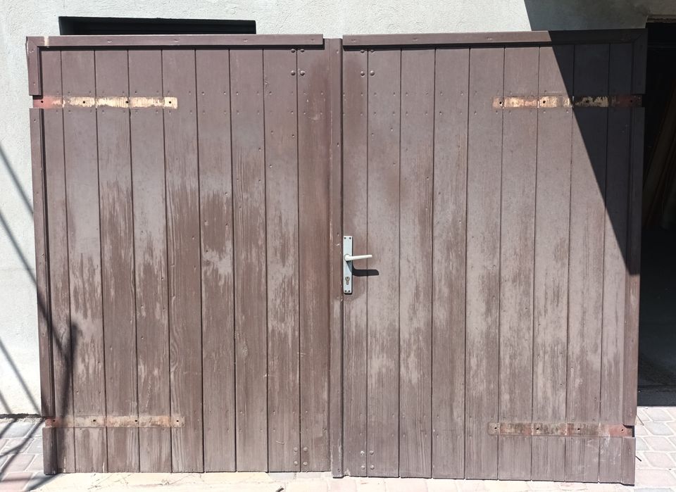 Drzwi drewniane garażowe.
