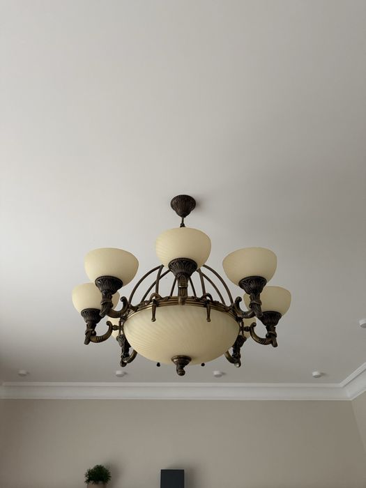 Люстра на 8 світильників. 3 однакові люстри в наявності.