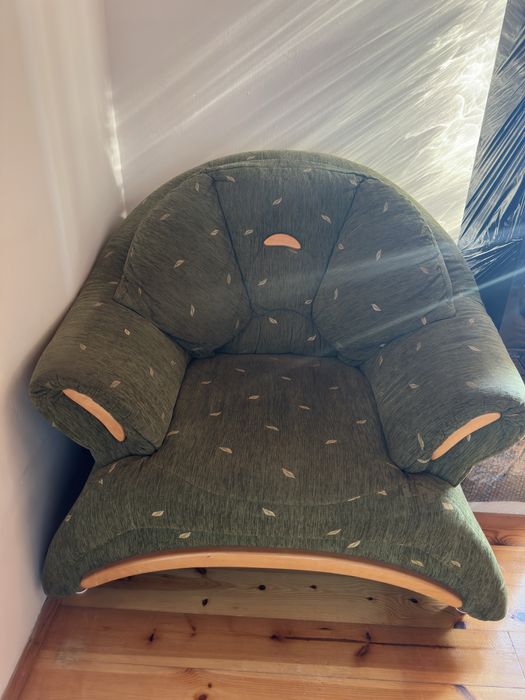 Sofa z funkcją spania i fotelem.