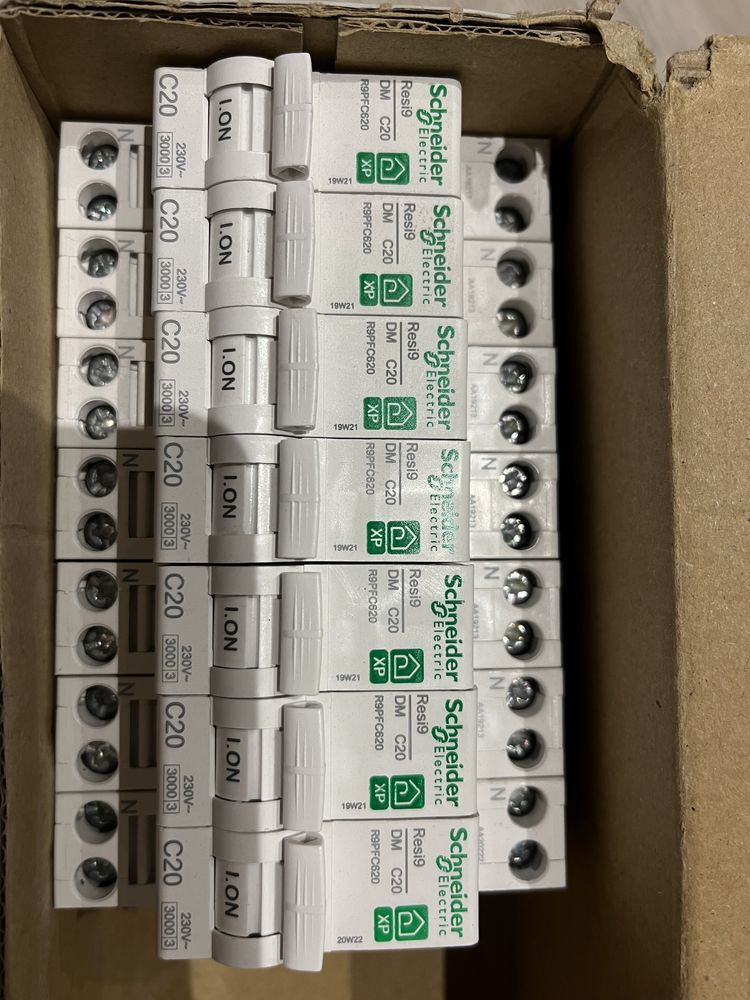 Zabezpieczenie SCHNEIDER DM C20 R9PFC620 bezpiecznik wyłącznik