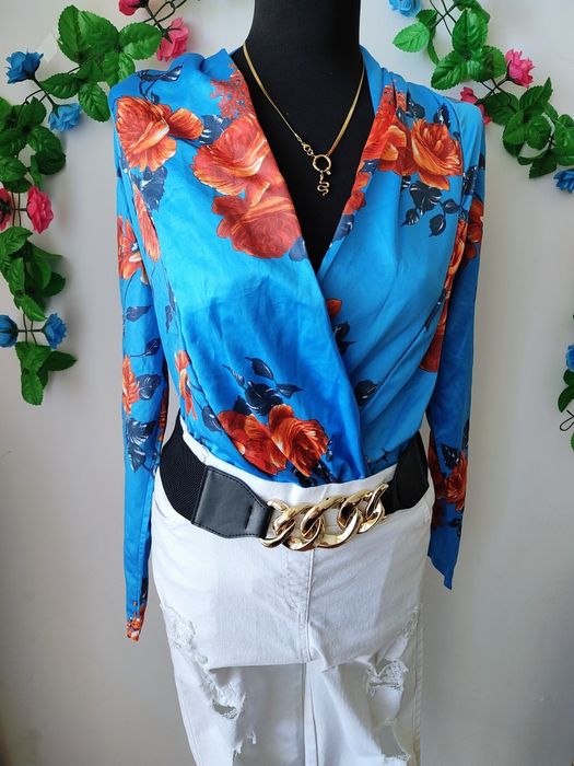 Kwiatowe body z głębokim dekoltem modny krój niebiesko czerwony print