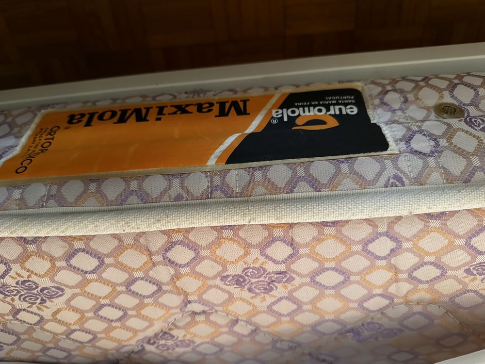 Cama solteiro 1,05mX 1,95 com colchão