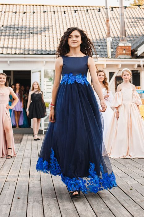 Нарядне пишне бальне платье