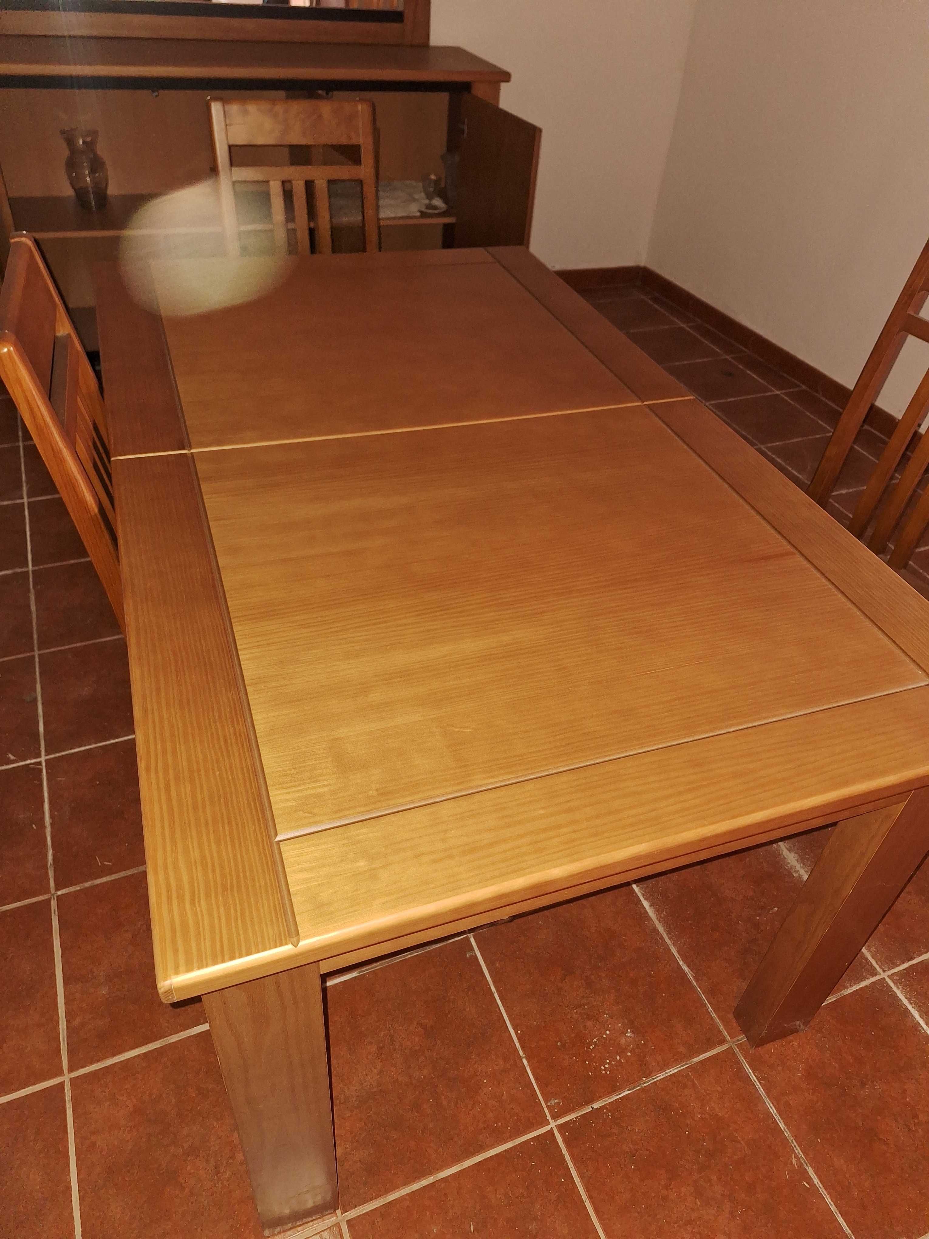 Mesa de sala e cadeiras