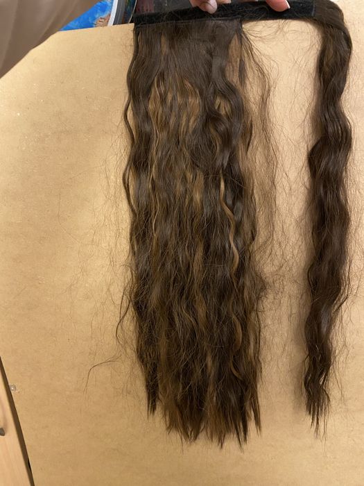 Kitka brąz pasemka fale 60 cm włosy syntetyczne doczepy.
