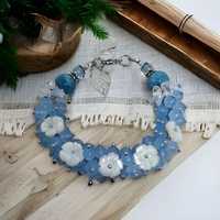 Unikalna bransoletka z niebieskich Chalcedonów i kwiatów z masy perłow